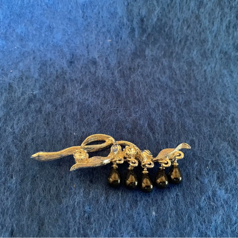 Elegant Gold and Black Teardrop Brooch